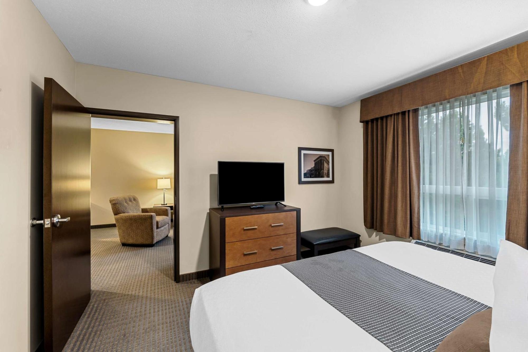 Best Western Plus Lacombe Inn&Suites Exterior foto