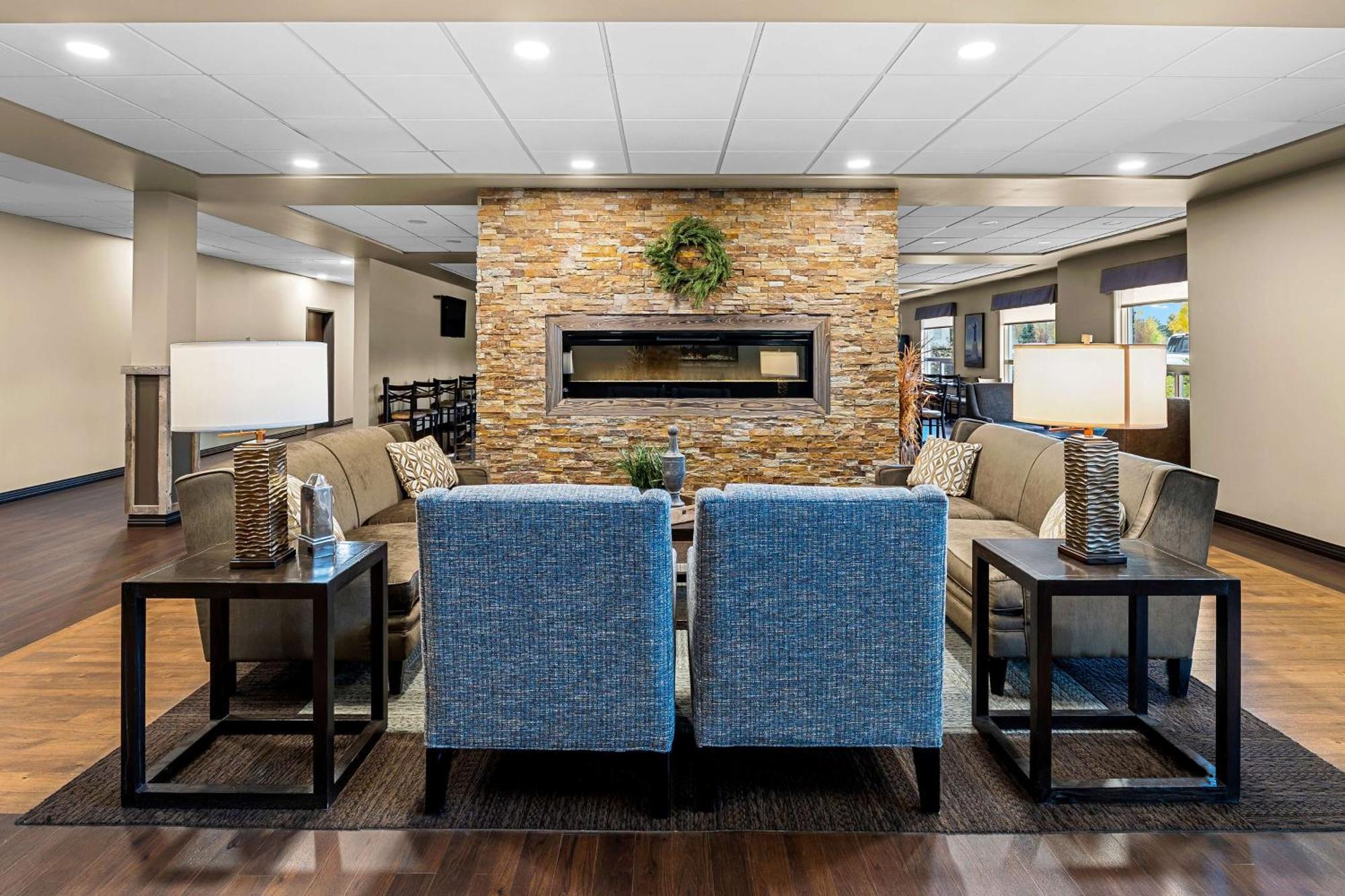 Best Western Plus Lacombe Inn&Suites Exterior foto