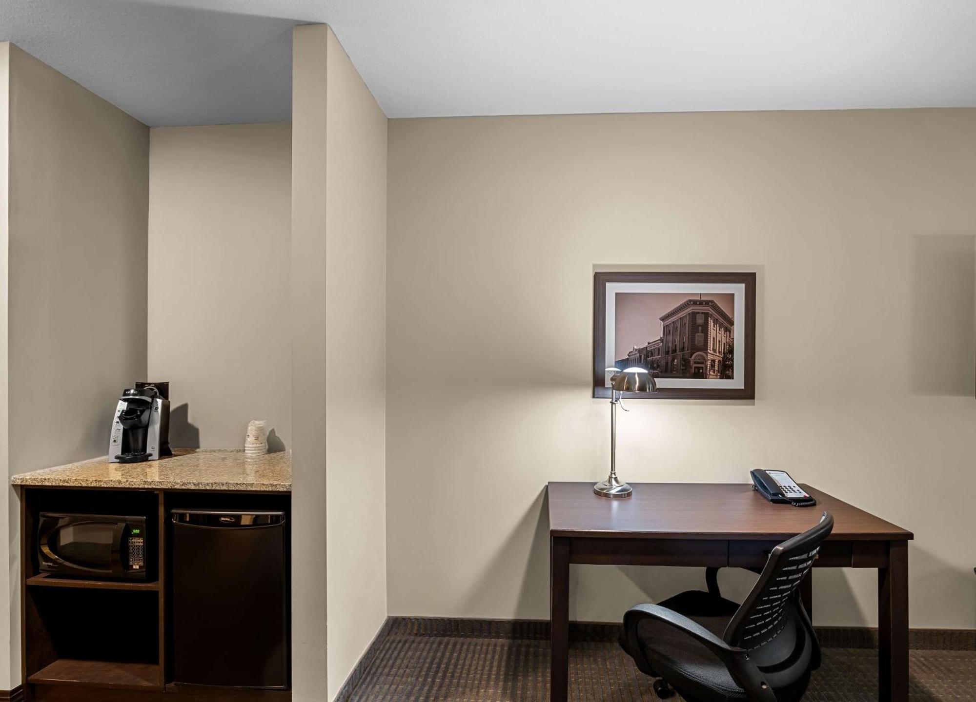 Best Western Plus Lacombe Inn&Suites Exterior foto