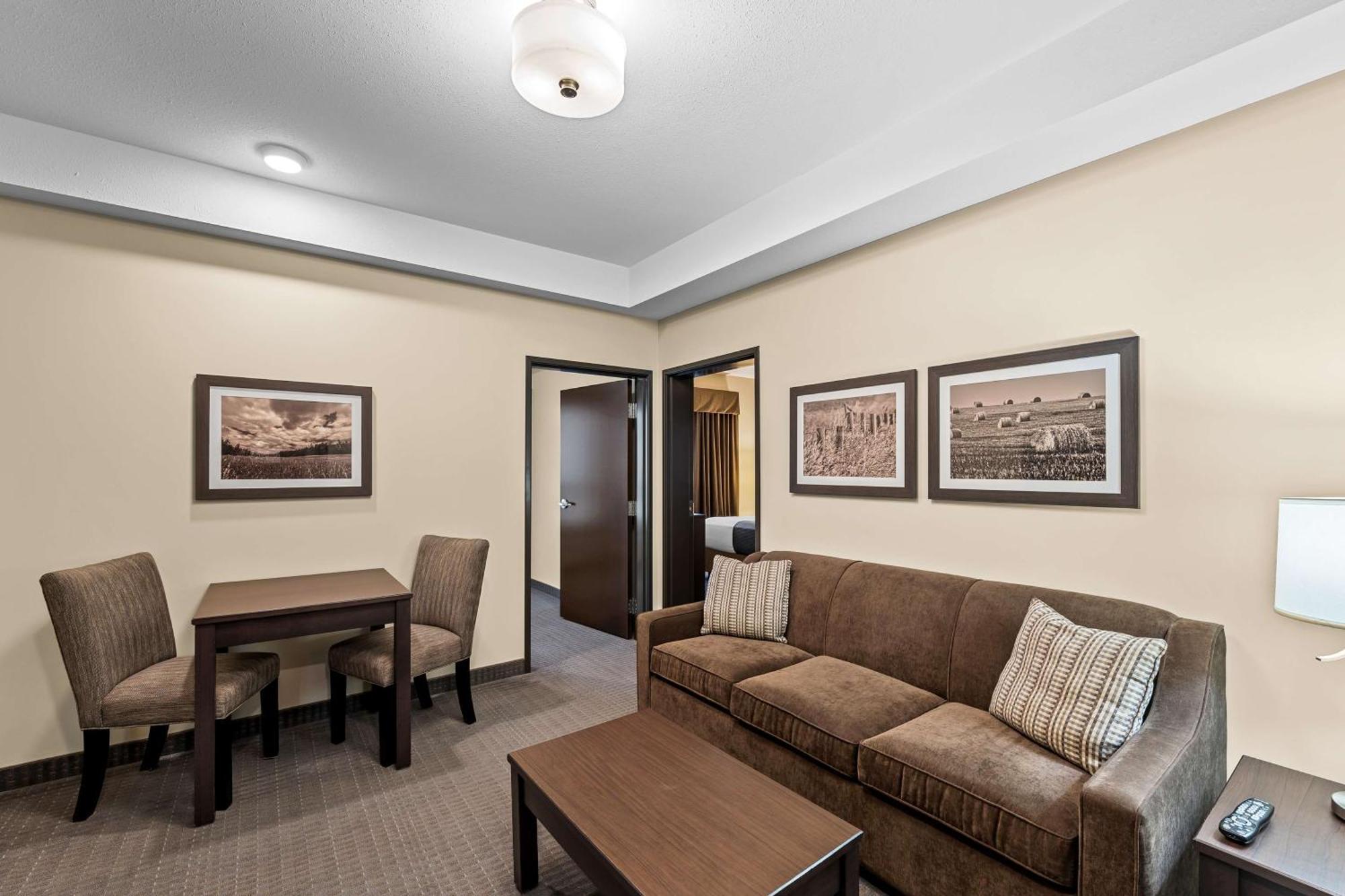Best Western Plus Lacombe Inn&Suites Exterior foto