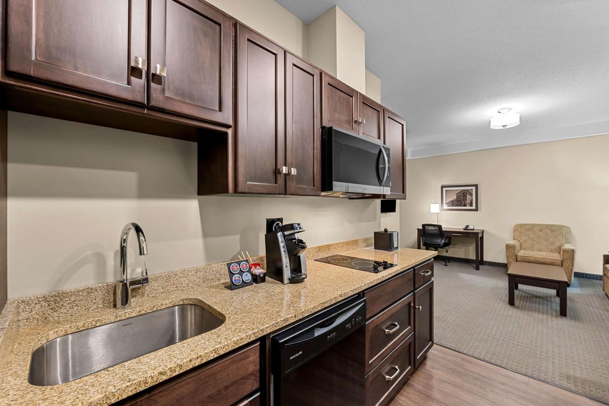 Best Western Plus Lacombe Inn&Suites Exterior foto