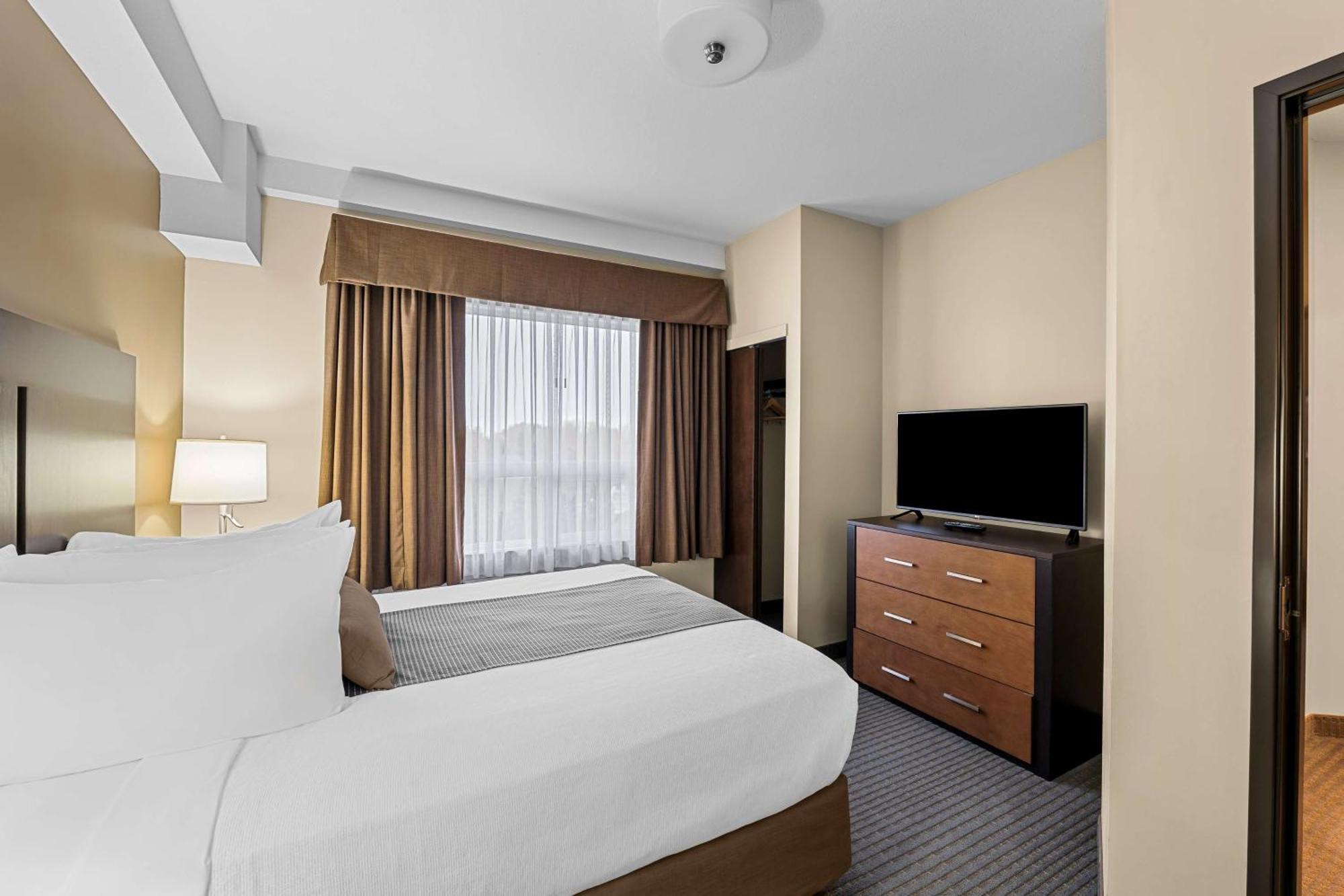 Best Western Plus Lacombe Inn&Suites Exterior foto