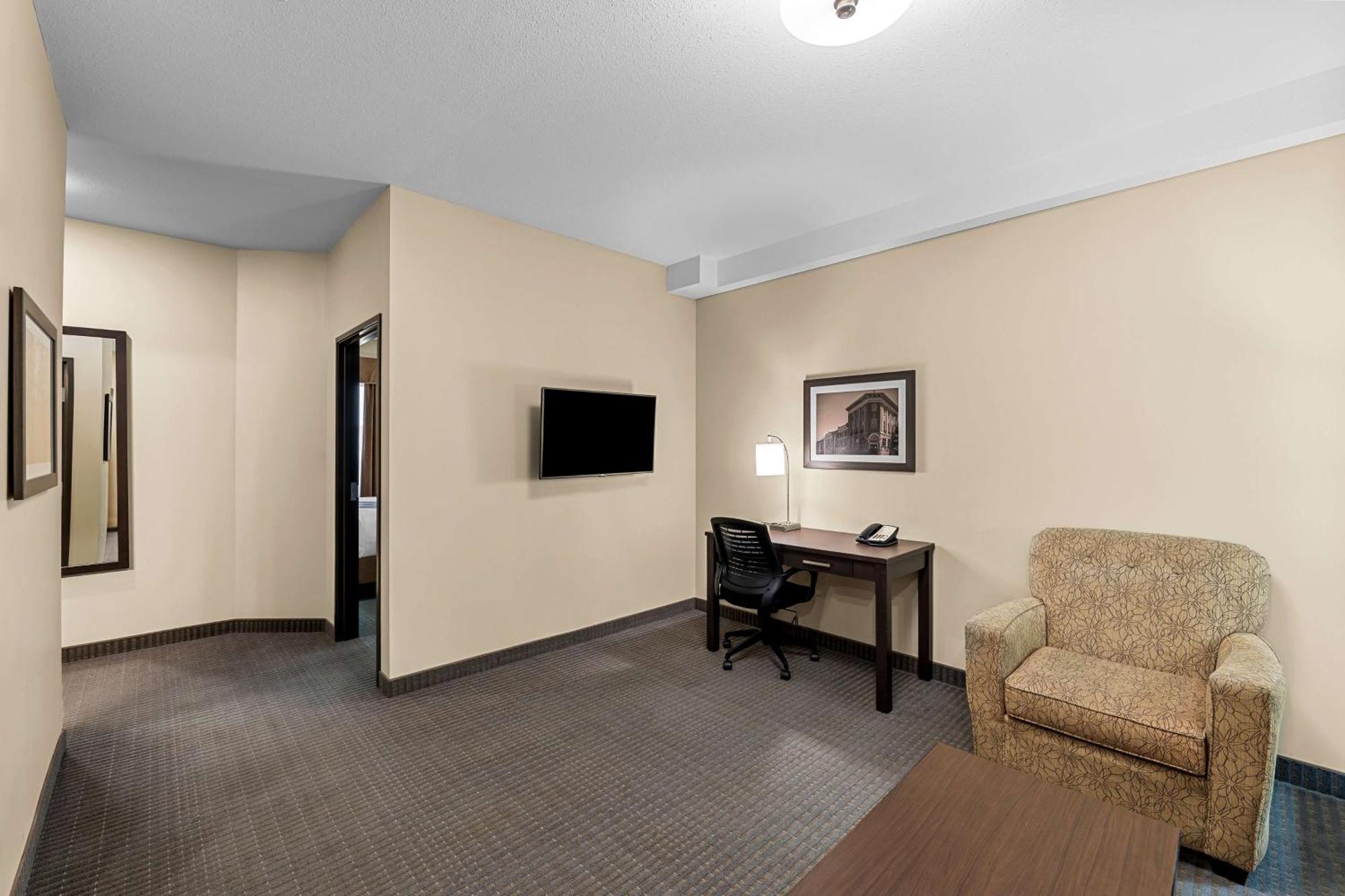 Best Western Plus Lacombe Inn&Suites Exterior foto